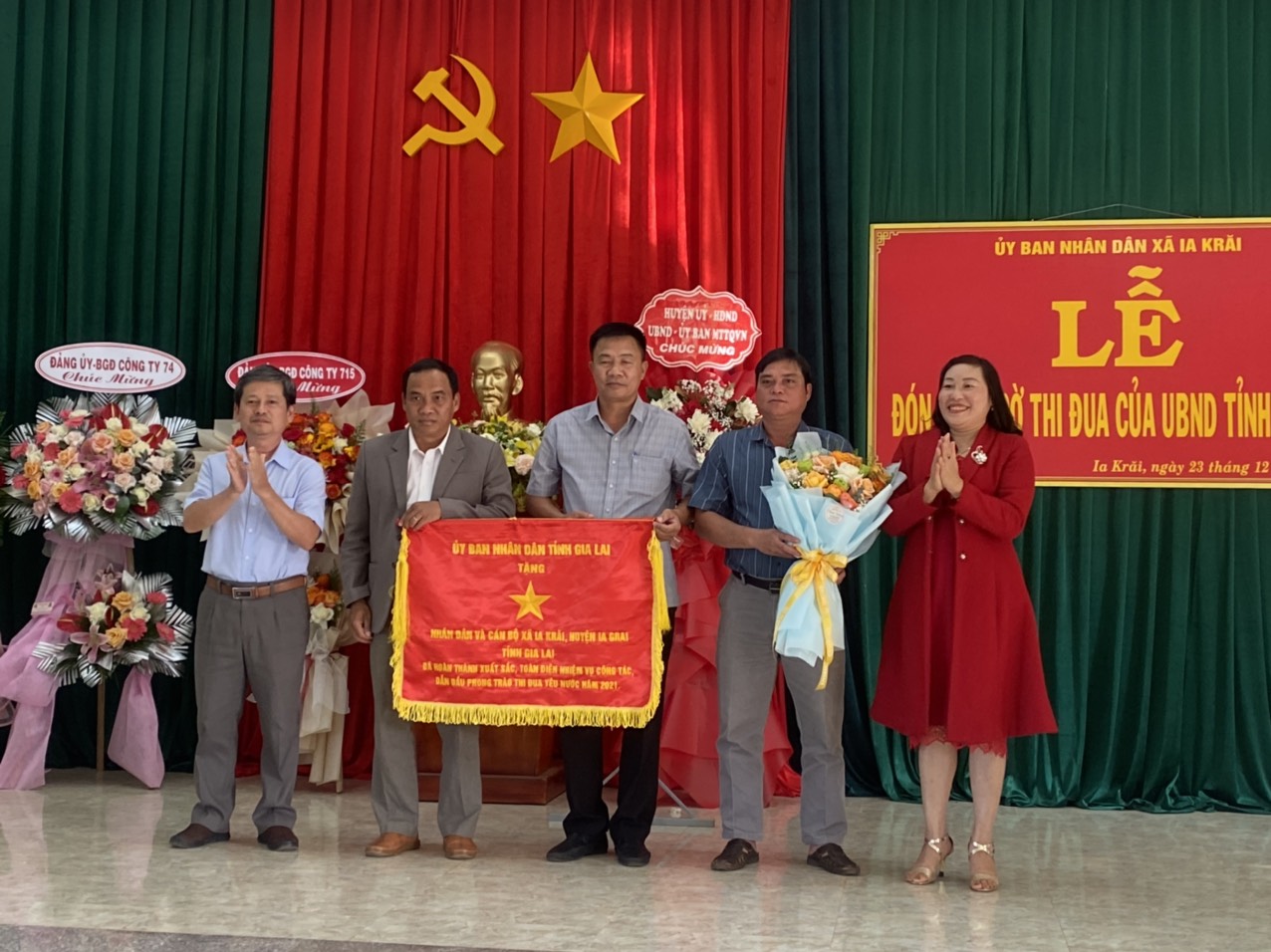 Lễ đón nhận cờ thi đua của UBND tỉnh Gia Lai
