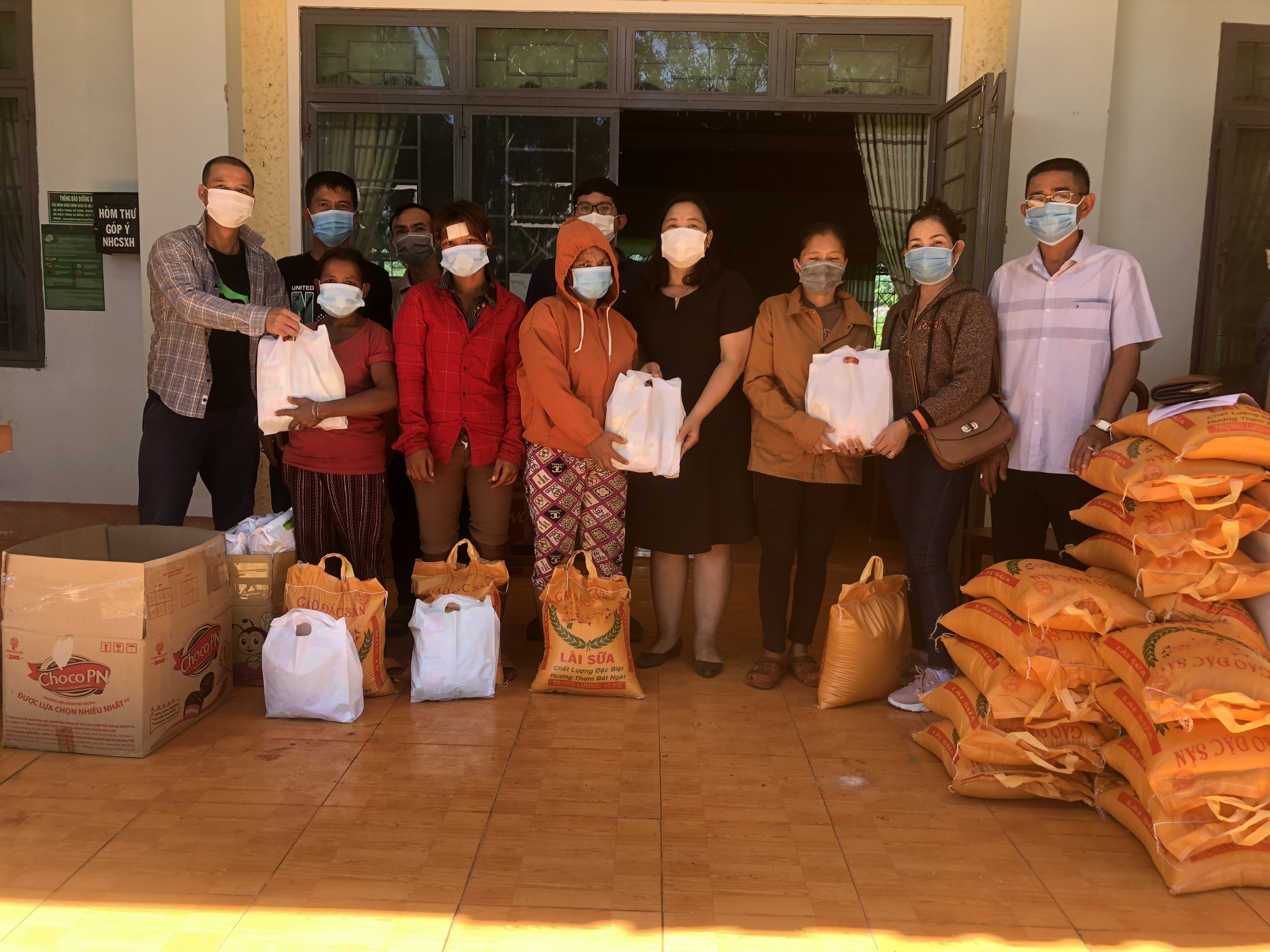 Article Công ty TNHH Ngọc Bích An Khê đã đến thăm, tặng quà cho hộ nghèo, gia đình có hoàn cảnh khó khăn trên địa bàn xã Ia Khai 