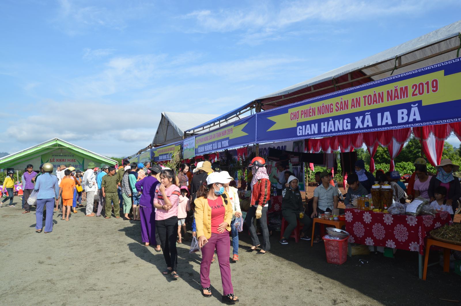 Ia Bă tổ chức thành công chợ phiên nông sản an toàn năm 2019