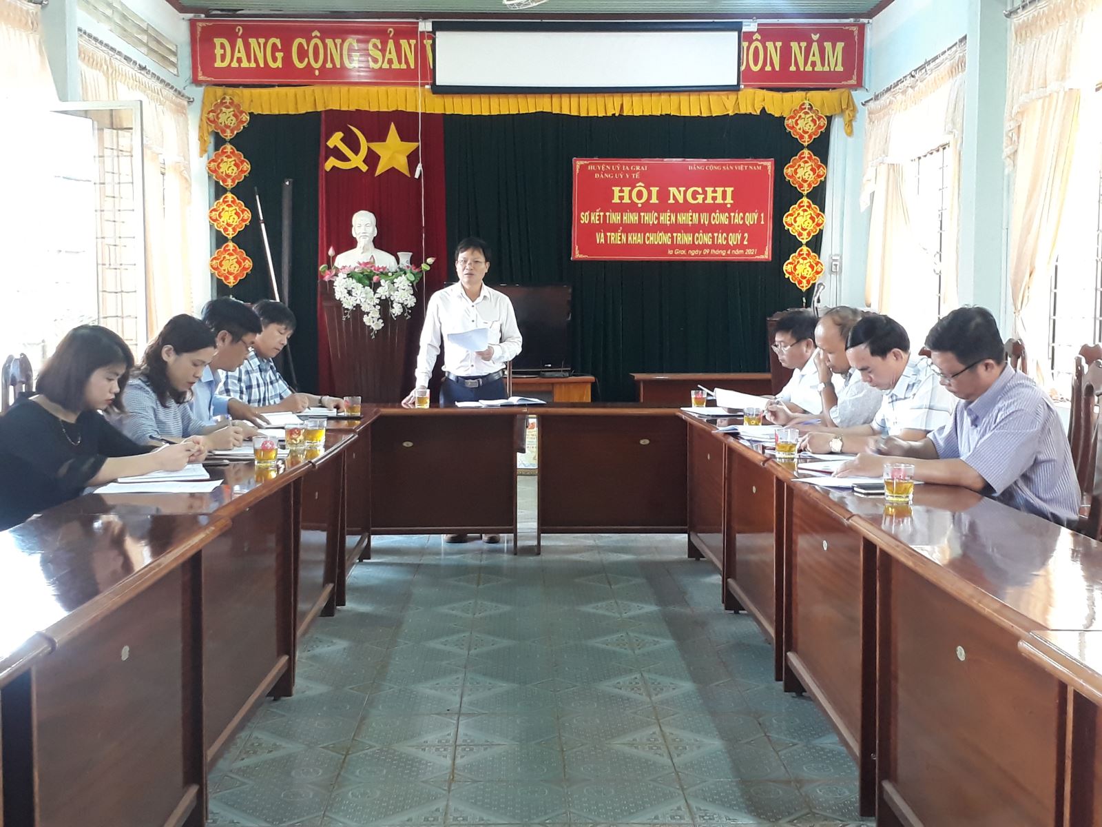Article Đồng chí Đỗ Văn Đông làm việc với Đảng ủy y tế.