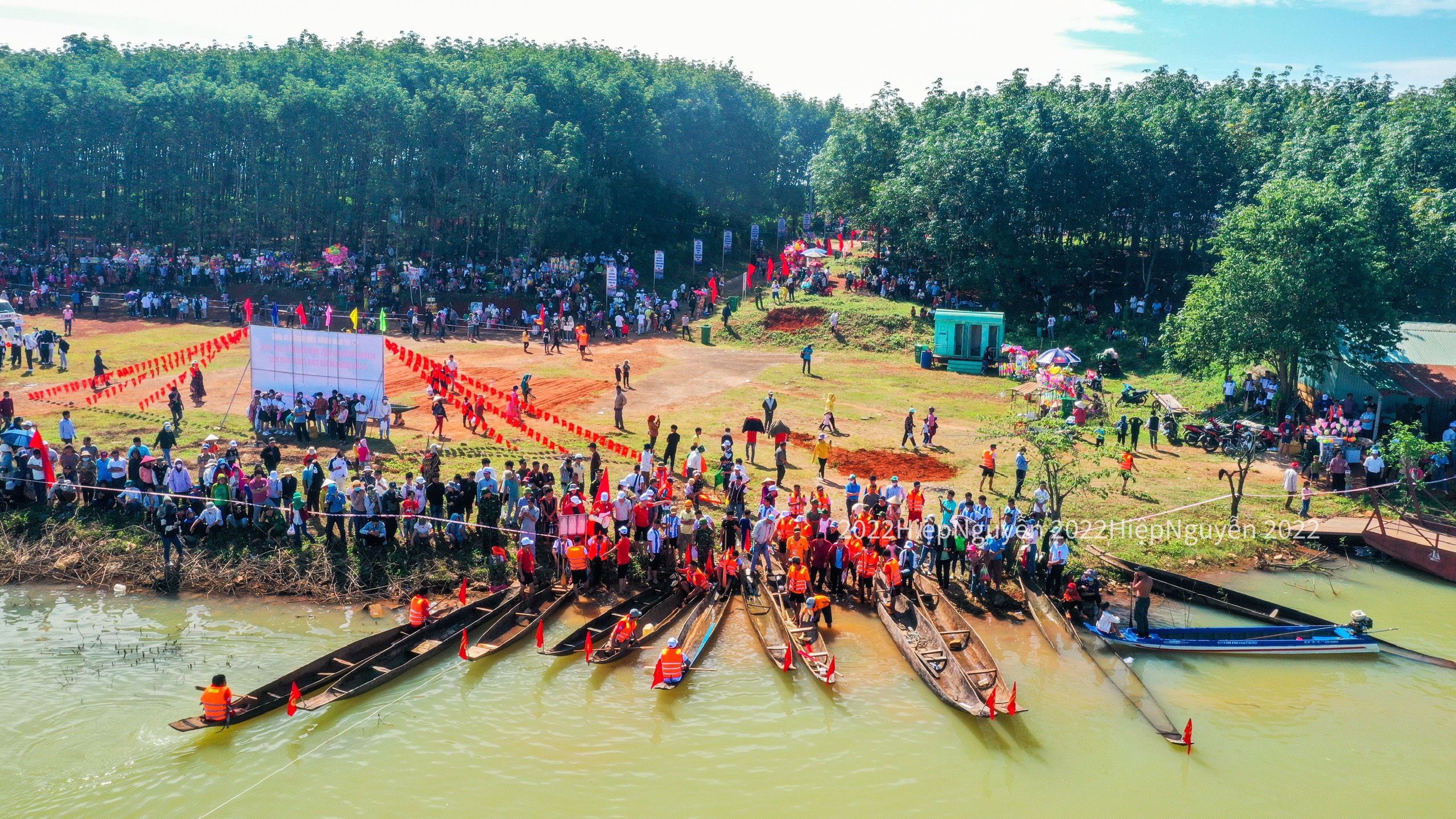Article Dấu ấn Hội đua thuyền độc mộc trên dòng sông huyền thoại