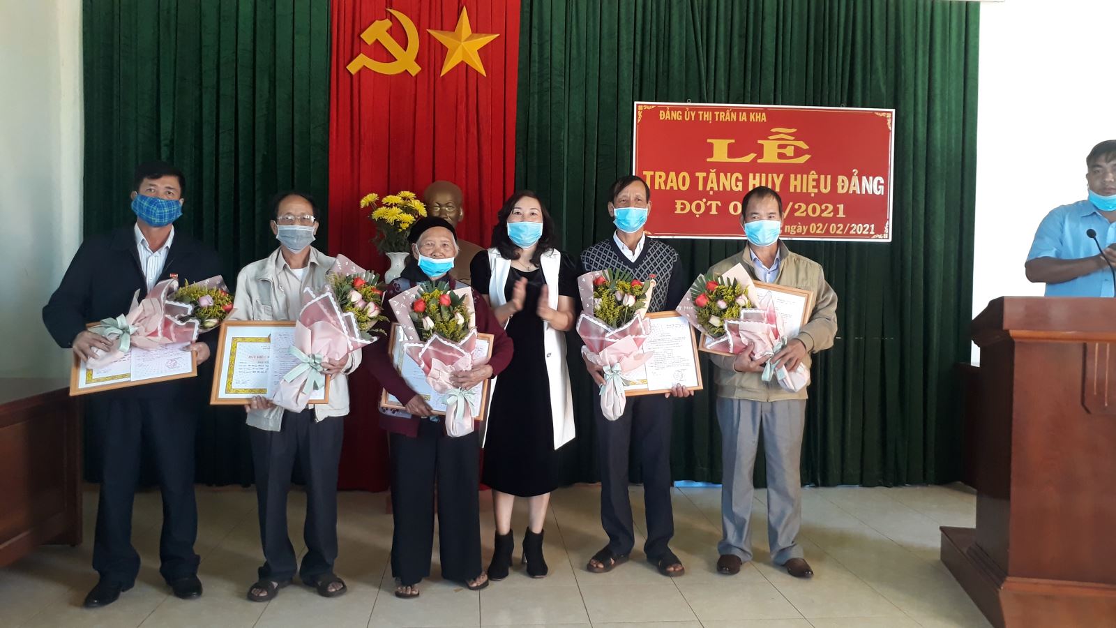 Article Đồng chí Nguyễn Thị Lành trao huy hiệu Đảng cho 5 đảng viên thị trấn Ia Kha.