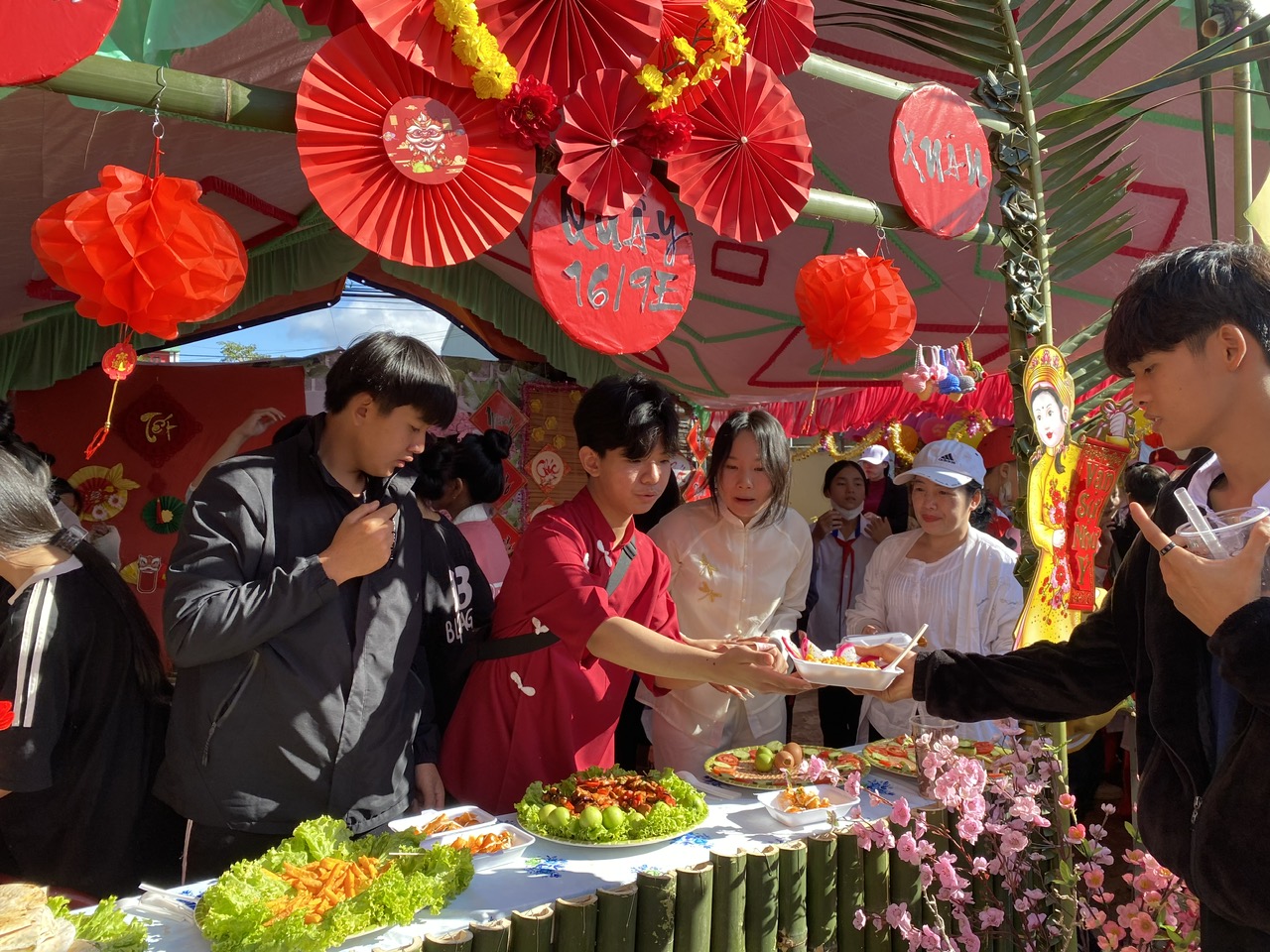 Article Trường THCS Hùng Vương (huyện Ia Grai, tỉnh Gia Lai) tổ chức Hội chợ ẩm thực chào mừng Xuân Giáp Thìn 2024