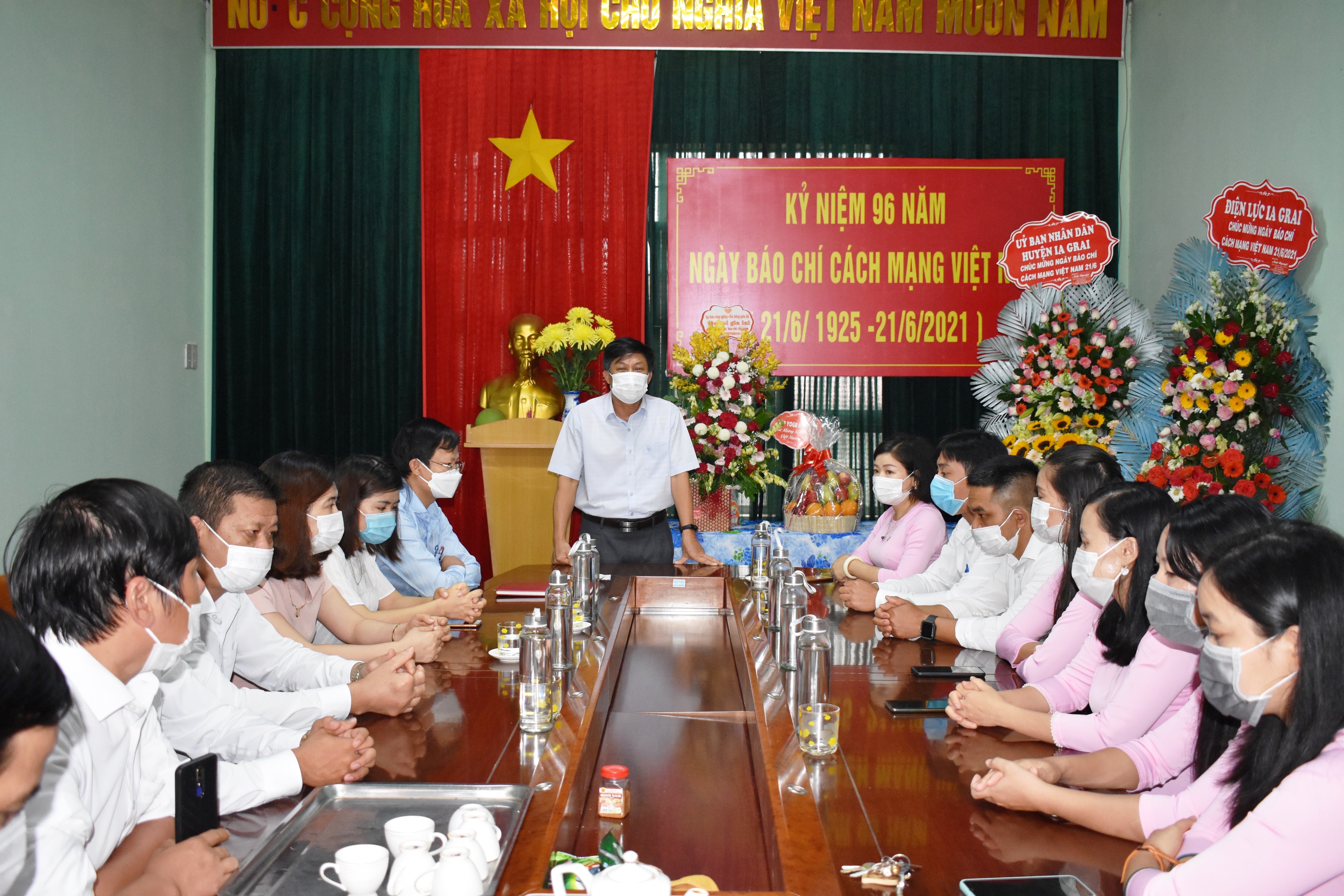 Article Lãnh đạo huyện Ia Grai: Thăm, tặng hoa chúc mừng nhân kỷ niệm 96 năm ngày “Báo chí Cách Mạng Viêt Nam”
