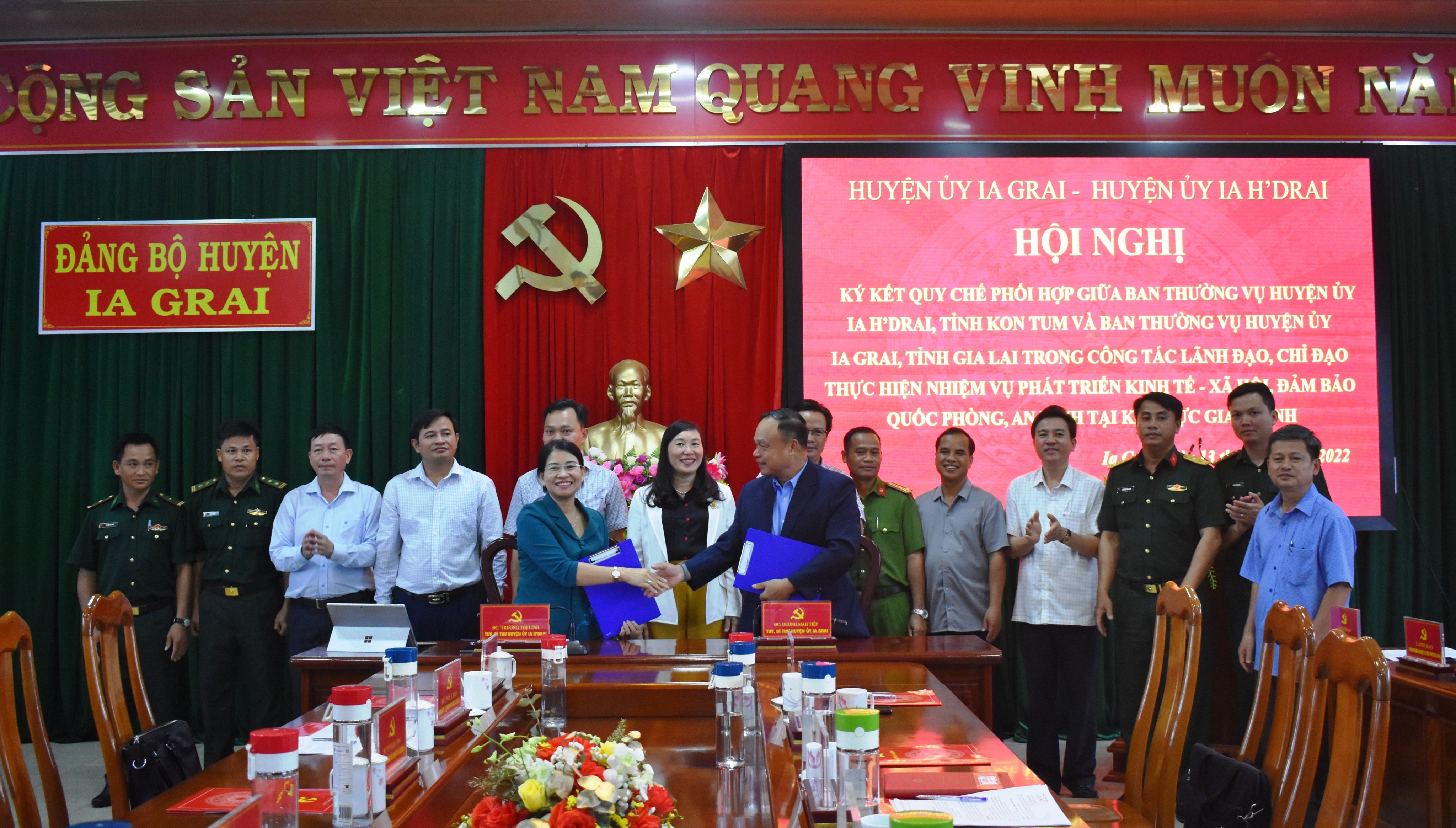 Article Huyện Ia Grai (tỉnh Gia Lai) và Ia H`Drai (tỉnh Kon Tum) ký kết quy chế phối hợp lãnh đạo thực hiện nhiệm vụ chính trị khu vực giáp ranh.