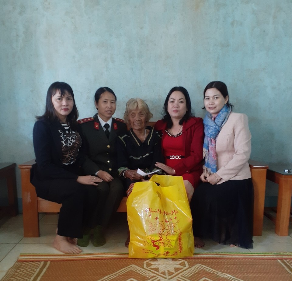 Article Thăm, tặng quà tết Mẹ Việt Nam anh hùng, gia đình chính sách