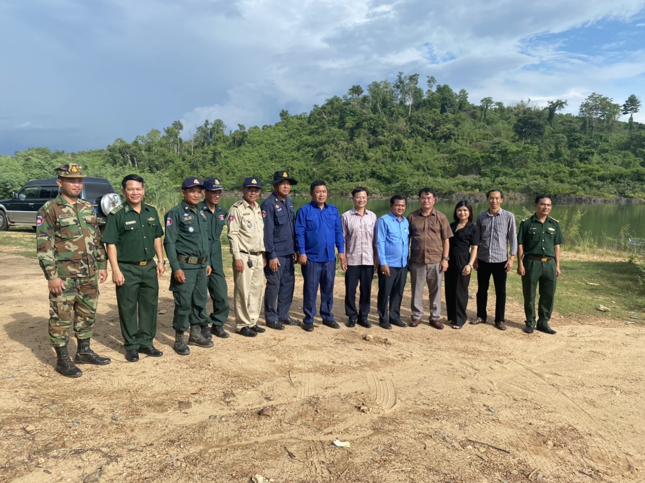 Article Lãnh đạo huyện Ia Grai (Gia Lai) và huyện Đun Mia (tỉnh RaTaNaKiRi Vương quốc CamPuChia) gặp gỡ, trao đổi thông tin.