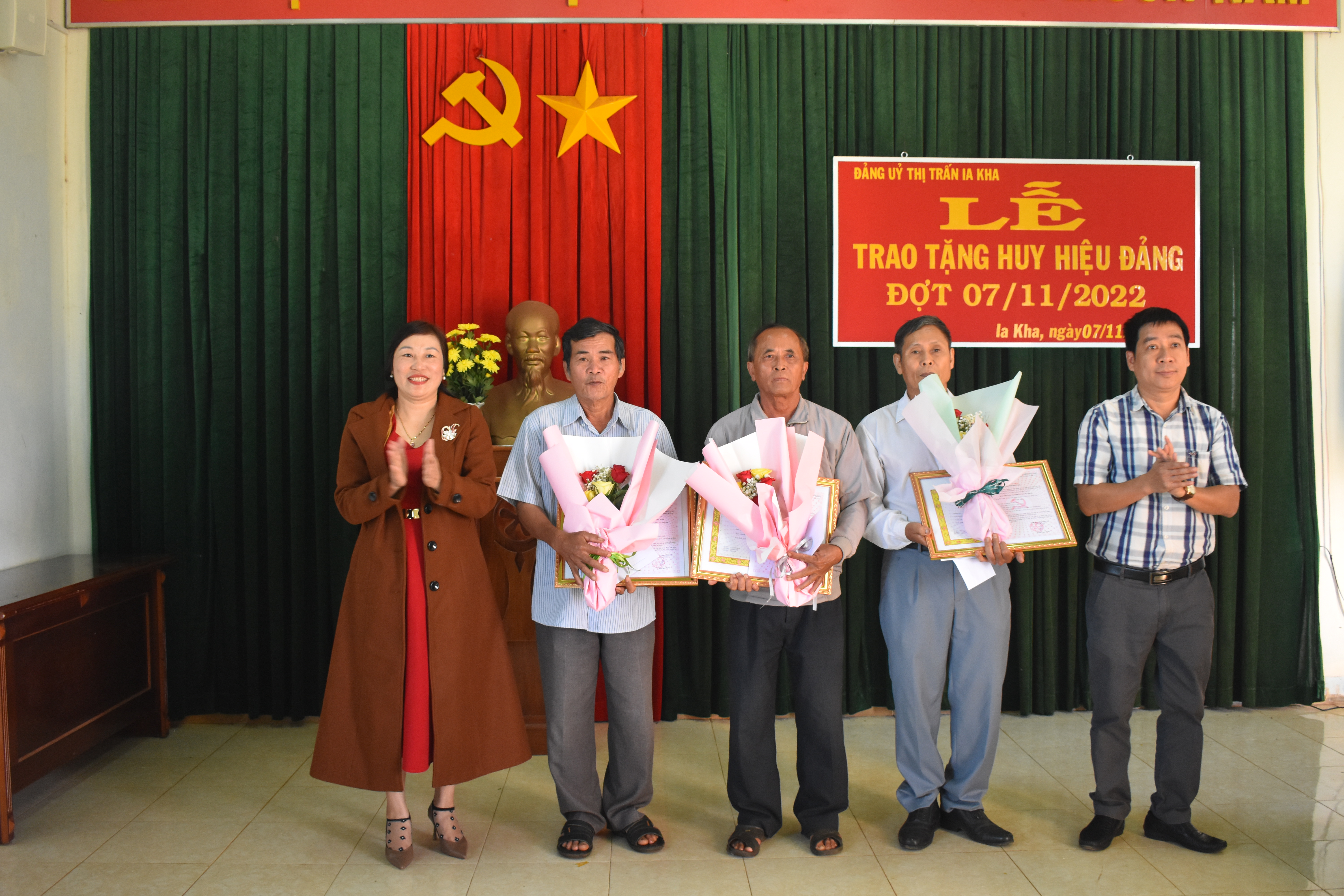 Article Đồng chí Nguyễn Thị Lành, Phó Bí thư Thường trực Huyện uỷ trao huy hiệu Đảng tại xã Ia Tô và thị trấn Ia Kha