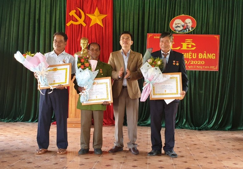 Article Trao tặng huy hiệu Đảng tại xã Ia Bă, Ia Grăng