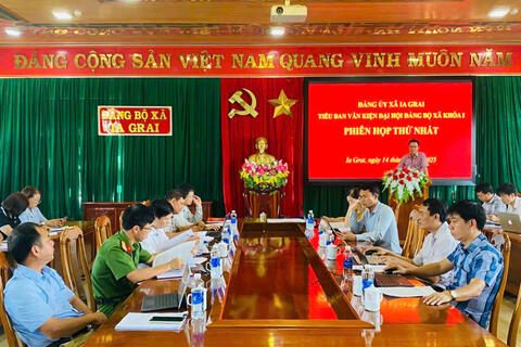 Tiểu Ban Văn kiện Đại hội Đảng bộ xã Ia Grai khóa 1 họp phiên thứ nhất