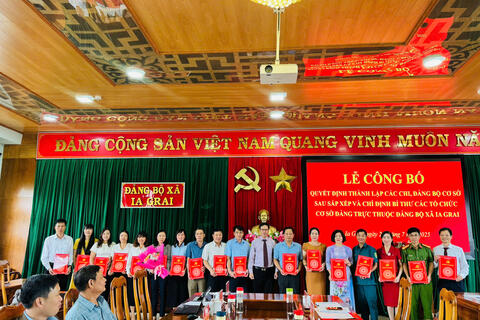 Đảng ủy xã Ia Grai công bố quyết định thành lập các Chi, Đảng bộ cơ sở