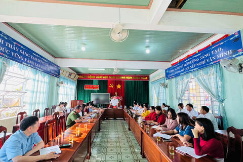 Đồng chí Lê Ngọc Quý - Bí thư Đảng uỷ, Chủ tịch HĐND xã Ia Grai làm việc với cấp uỷ 4 trường học trên địa bàn xã