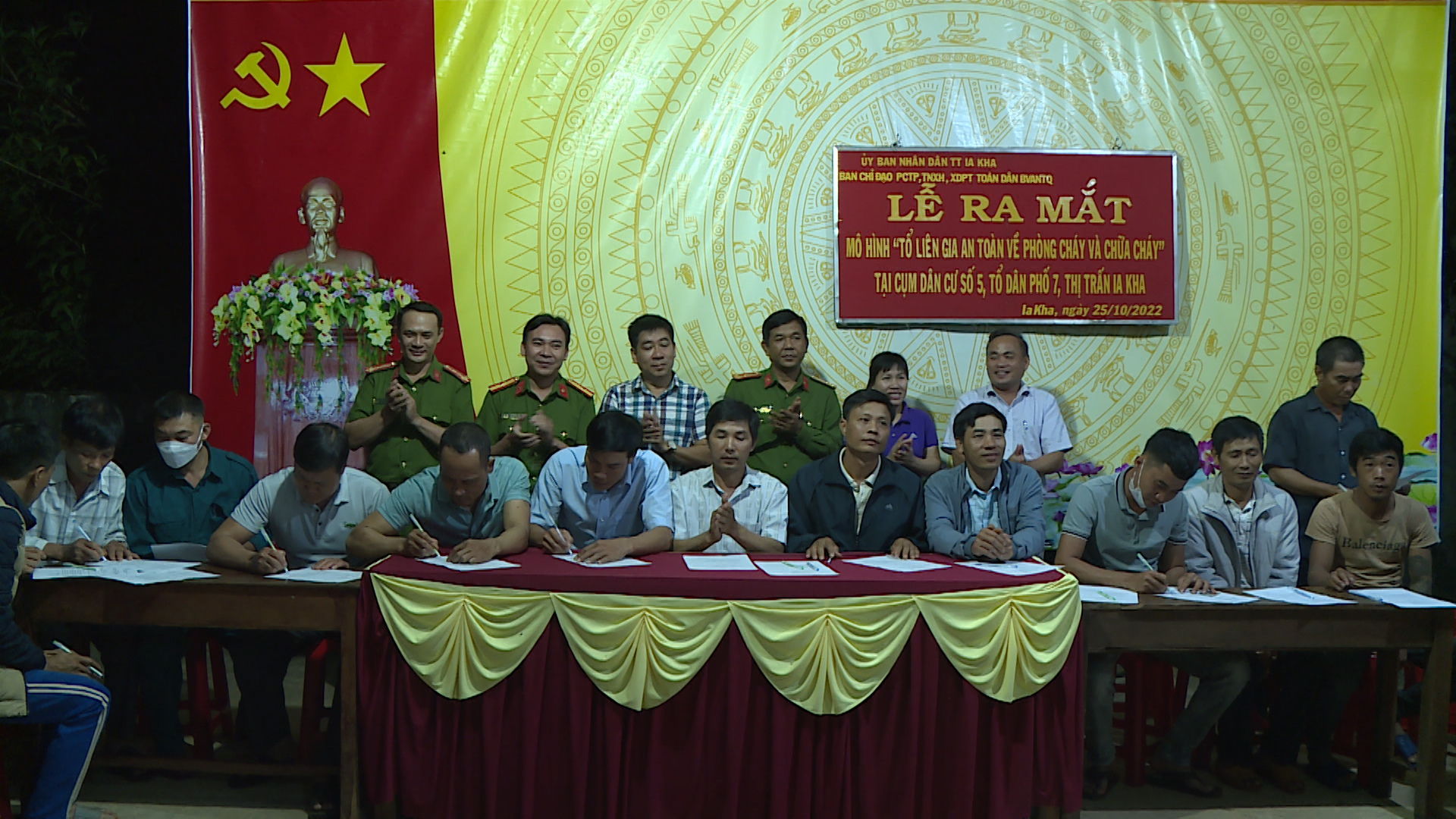 Article Thị trấn Ia Kha, thành lập, ra mắt mô hình “Tổ liên gia PCCC” tại cụm dân cư số 5 tổ dân phố 7.