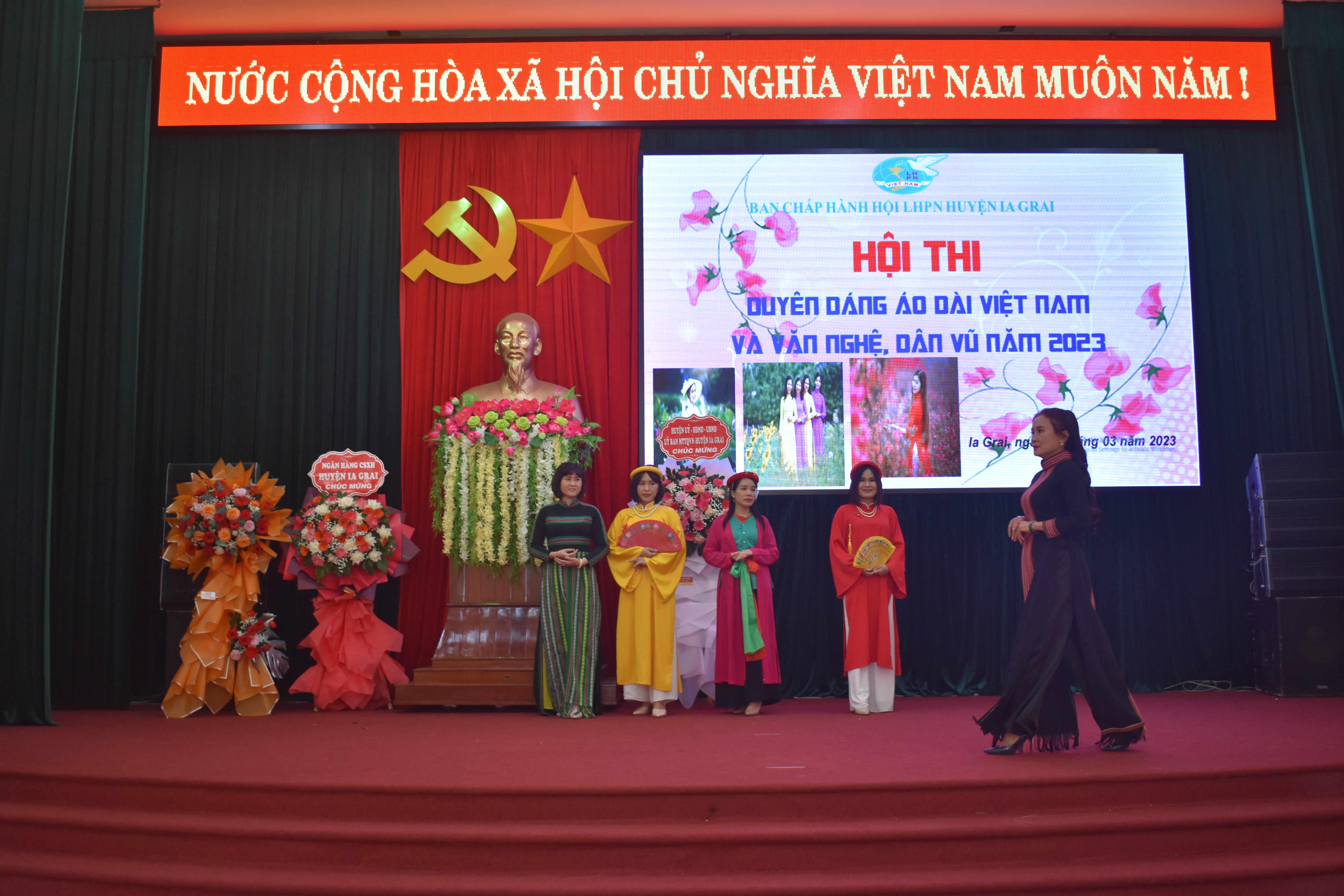 Article Hội thi “Duyên dáng áo dài Việt Nam và văn nghệ, dân vũ”.