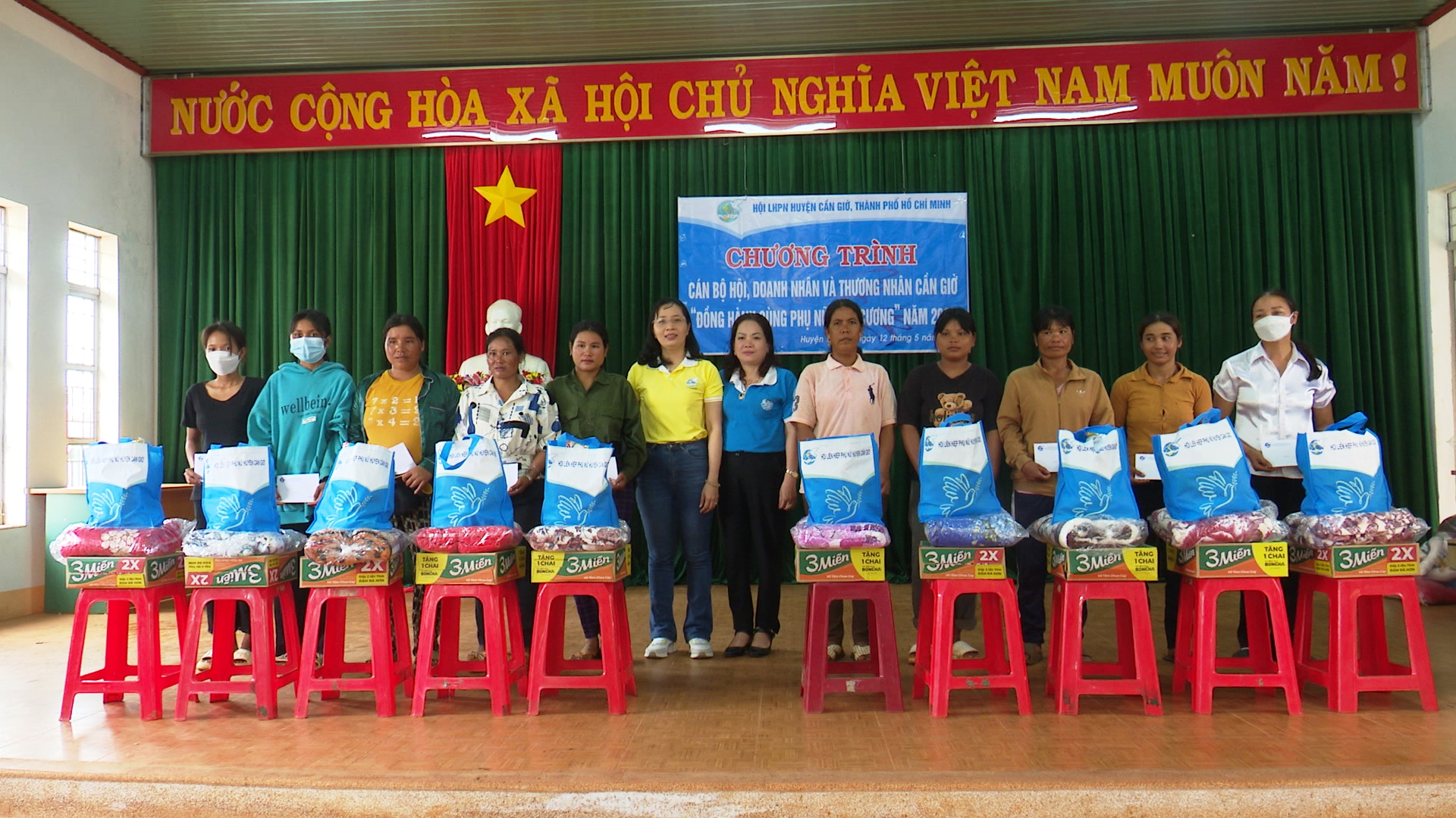 Article Hội LHPN huyện Cần Giờ (TP Hồ Chí Minh): trao hơn 100 suất quà tại huyện Ia Grai