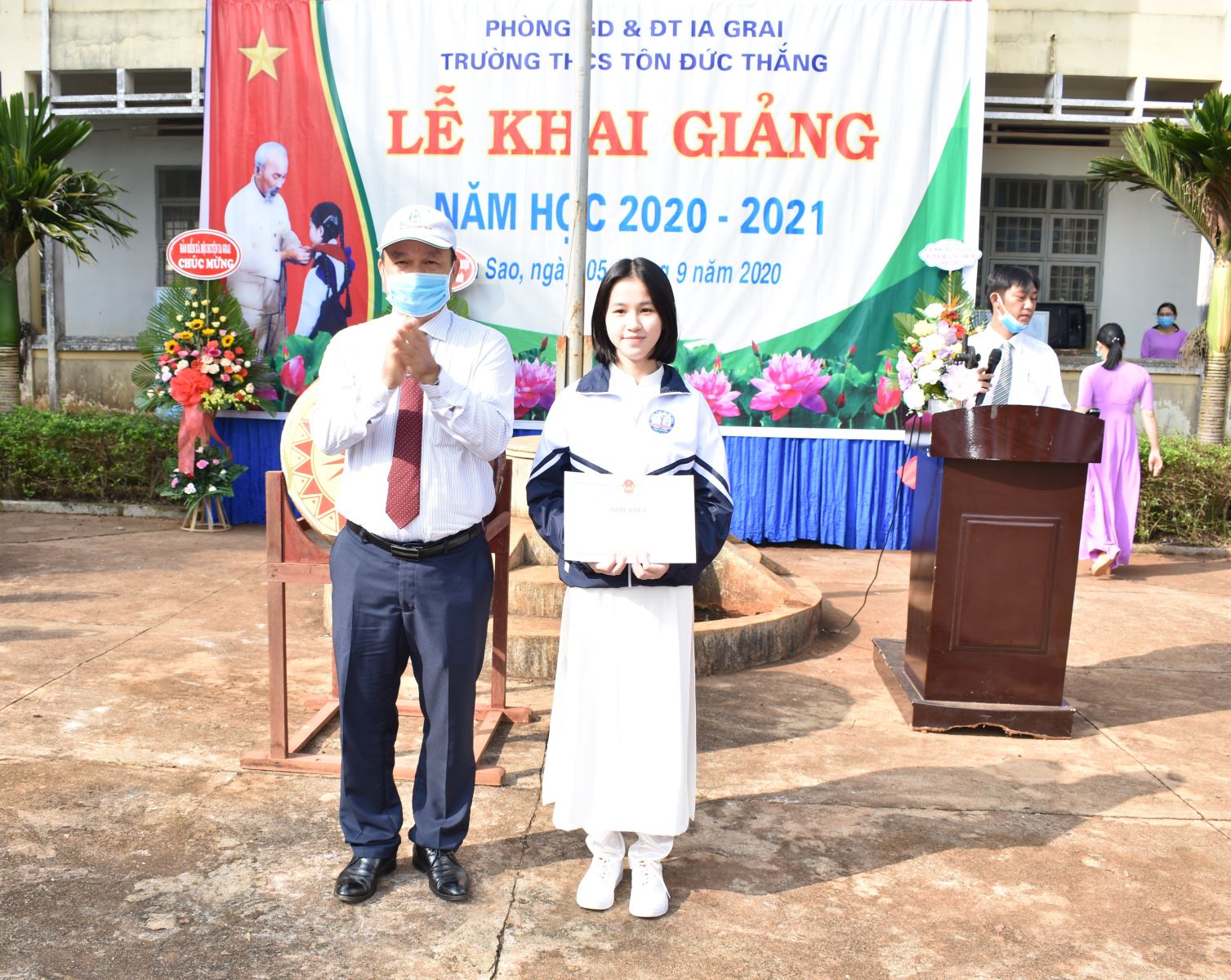 Article Đồng chí Dương Mah Tiệp- Bí thư Huyện ủy dự khai giảng tại trường THCS Tôn Đức Thắng