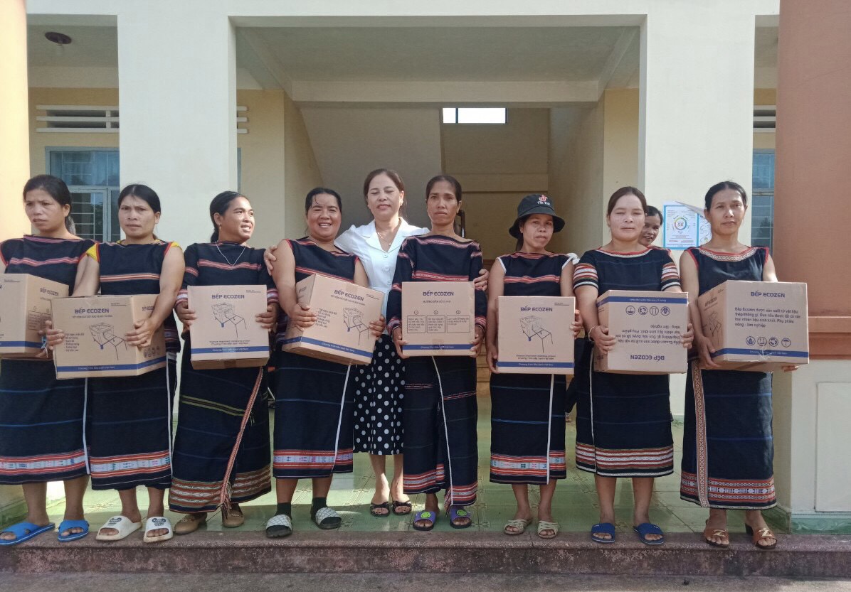 Article Trao tặng 3000 bếp đun tiết kiệm năng lượng cho phụ nữ huyện Ia Grai