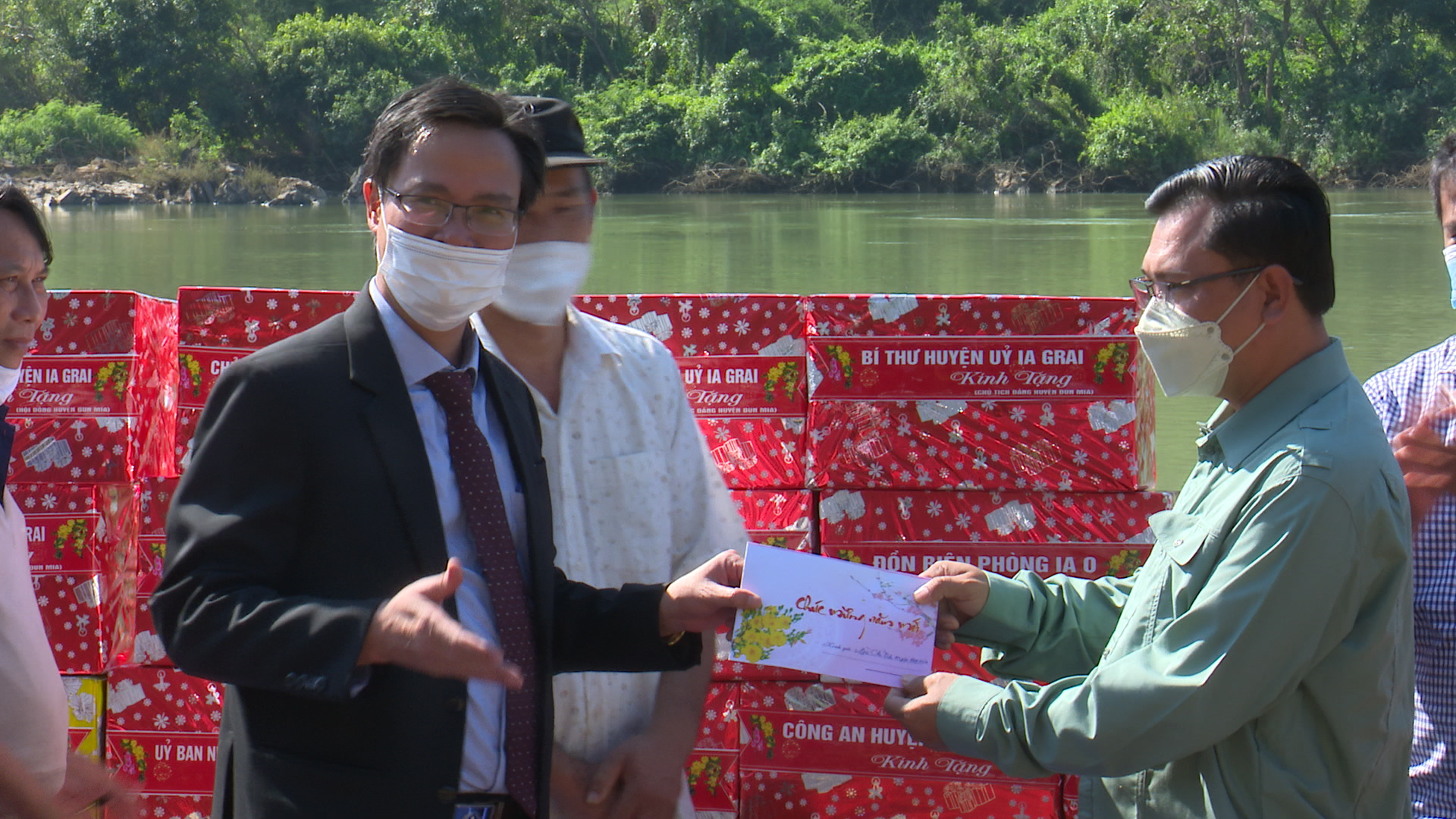 Article Lãnh đạo huyện Đun Mia (tỉnh Ratanakiri, vương quốc CamPuChia) thăm chúc tết huyện Ia Grai.
