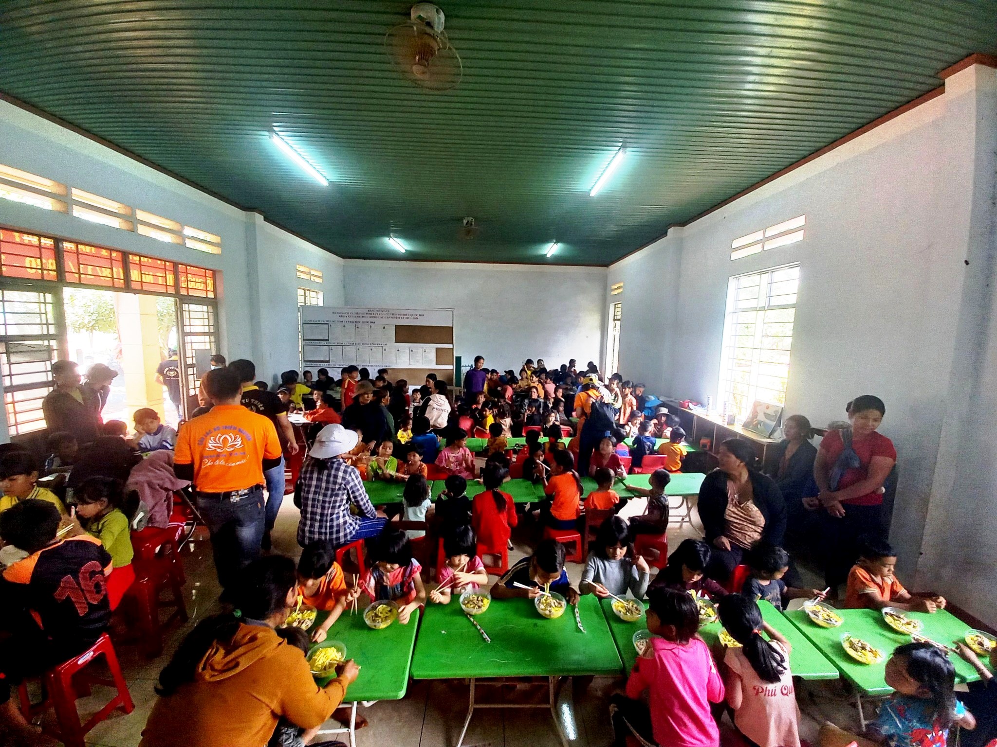 Article Trao tặng những suất ăn cho trẻ em vùng khó khăn  ở xã Ia Grăng