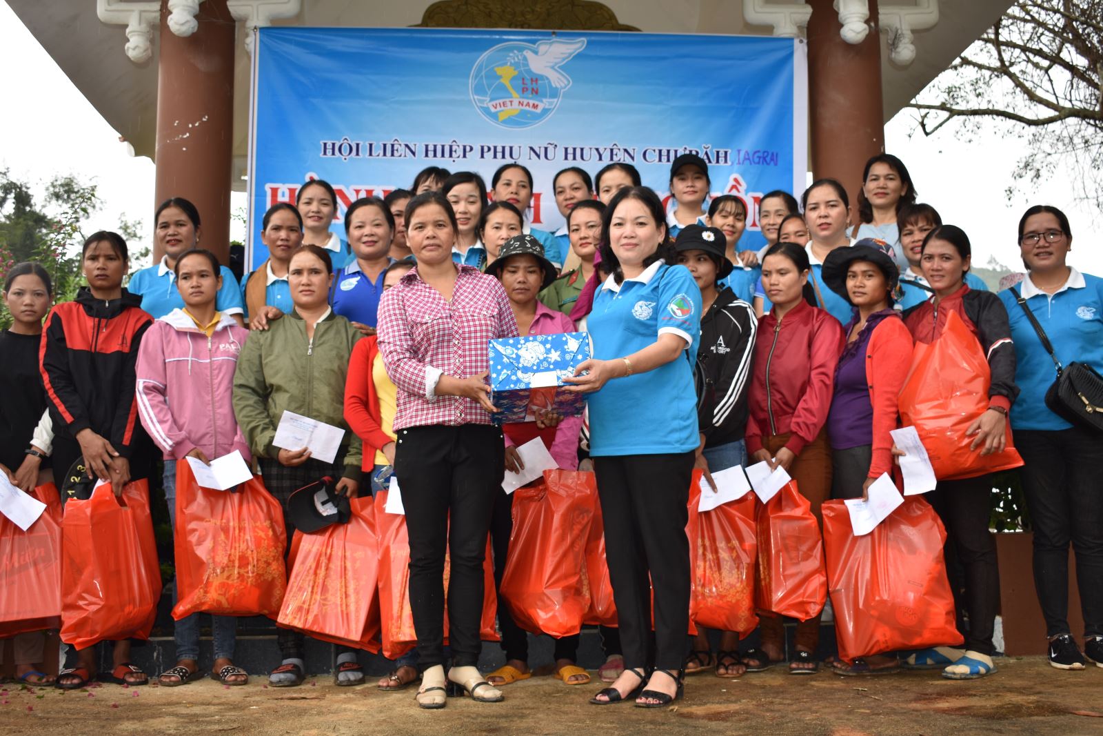 Article Thăm khu di tích cách mạng tỉnh và tặng quà hội viên phụ nữ nghèo xã Krong, huyện Kbang