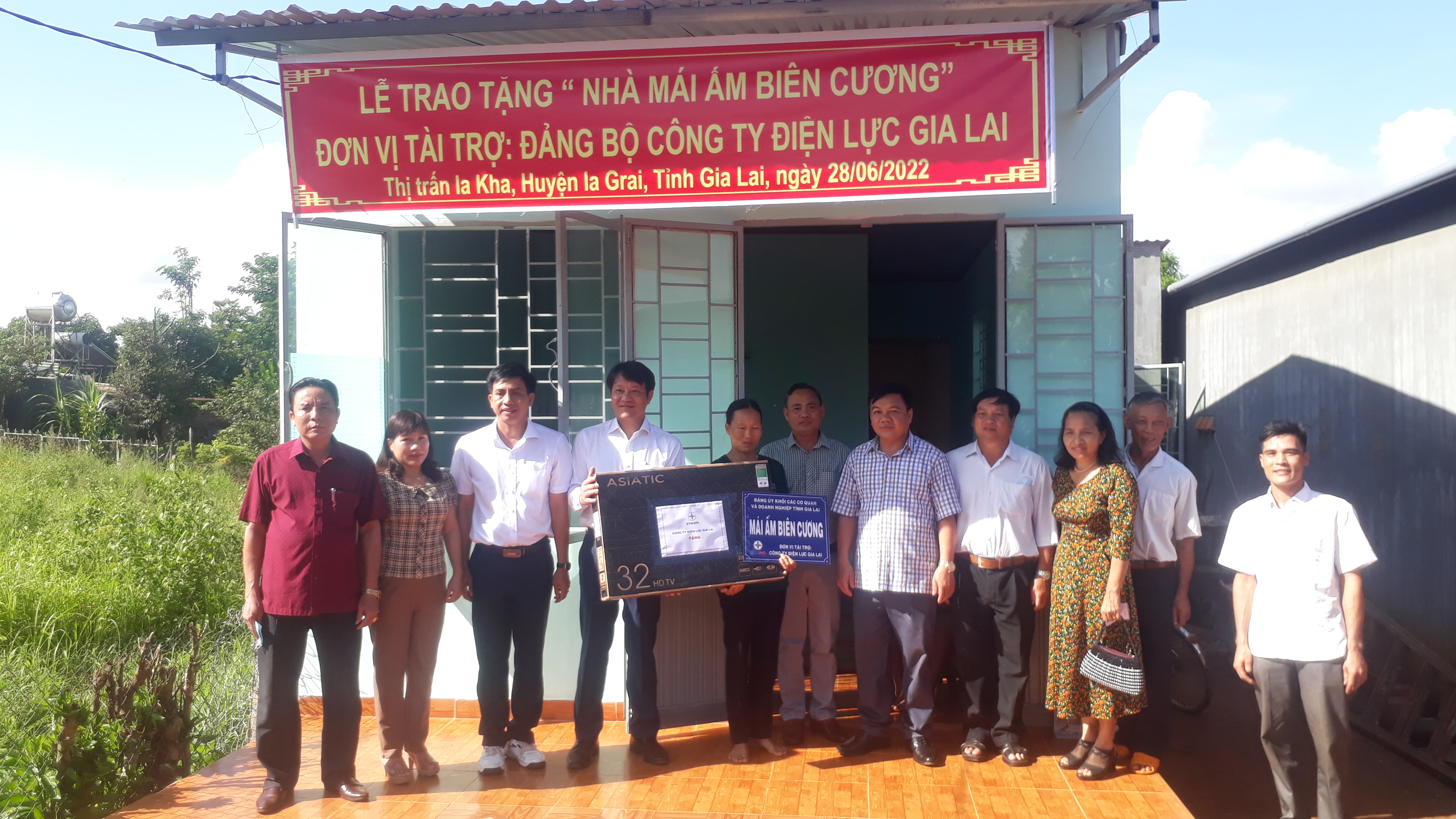 Article Đảng bộ Công ty Điện lực Gia Lai trao tặng 2 nhà “mái ấm biên cương” cho hộ nghèo ở huyện Ia Grai.