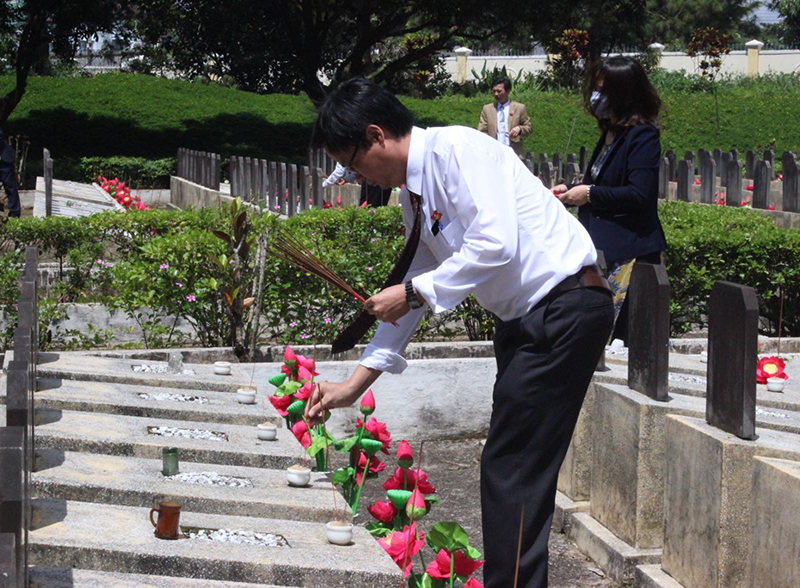 Article Viếng nghĩa trang liệt sĩ huyện trước thềm Đại hội Đảng bộ huyện lần thứ XVIII, nhiệm kỳ 2020-2025