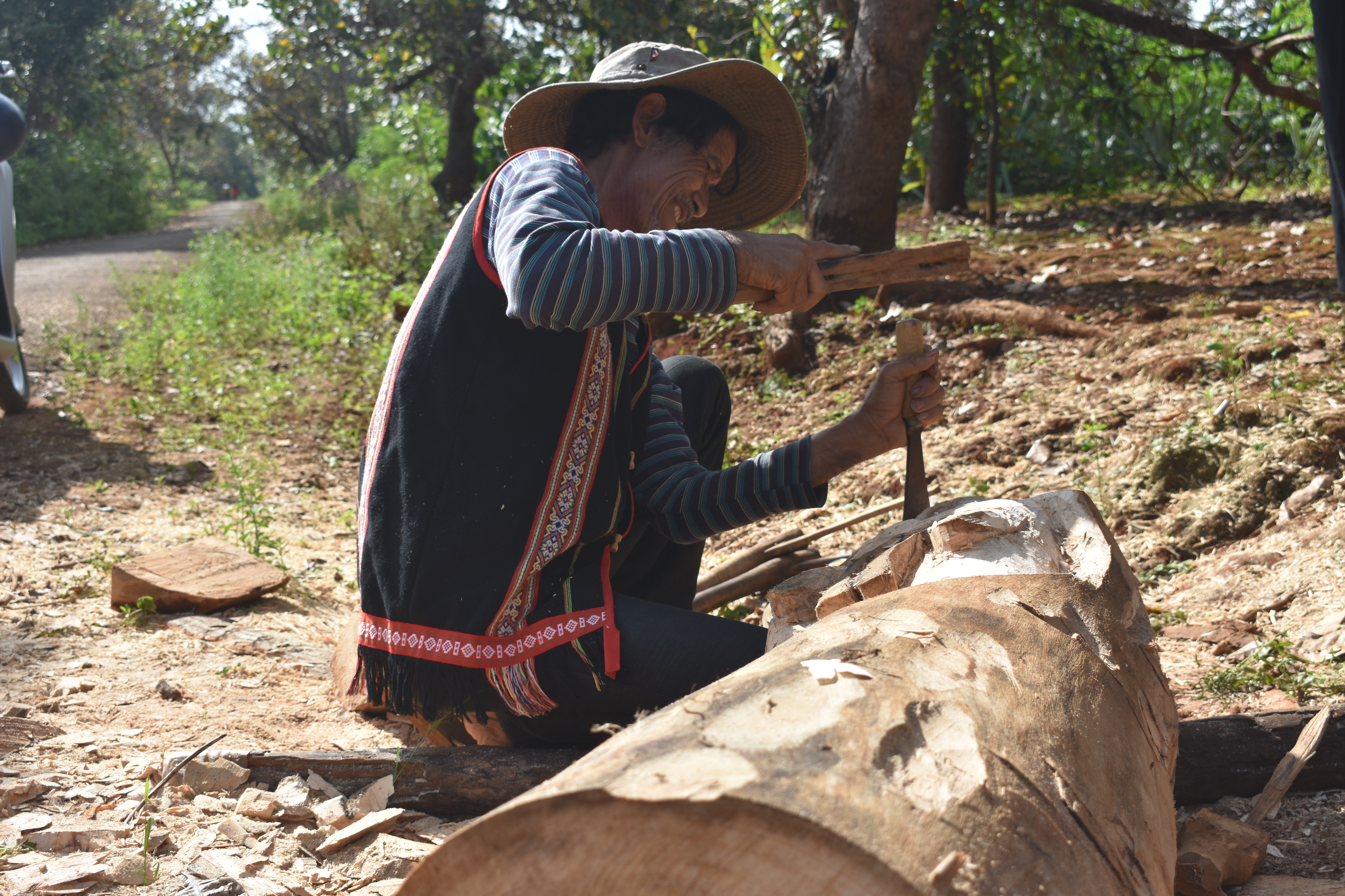 Article Xã Ia Tô: nỗ lực bảo tồn nghề tạc tượng gỗ