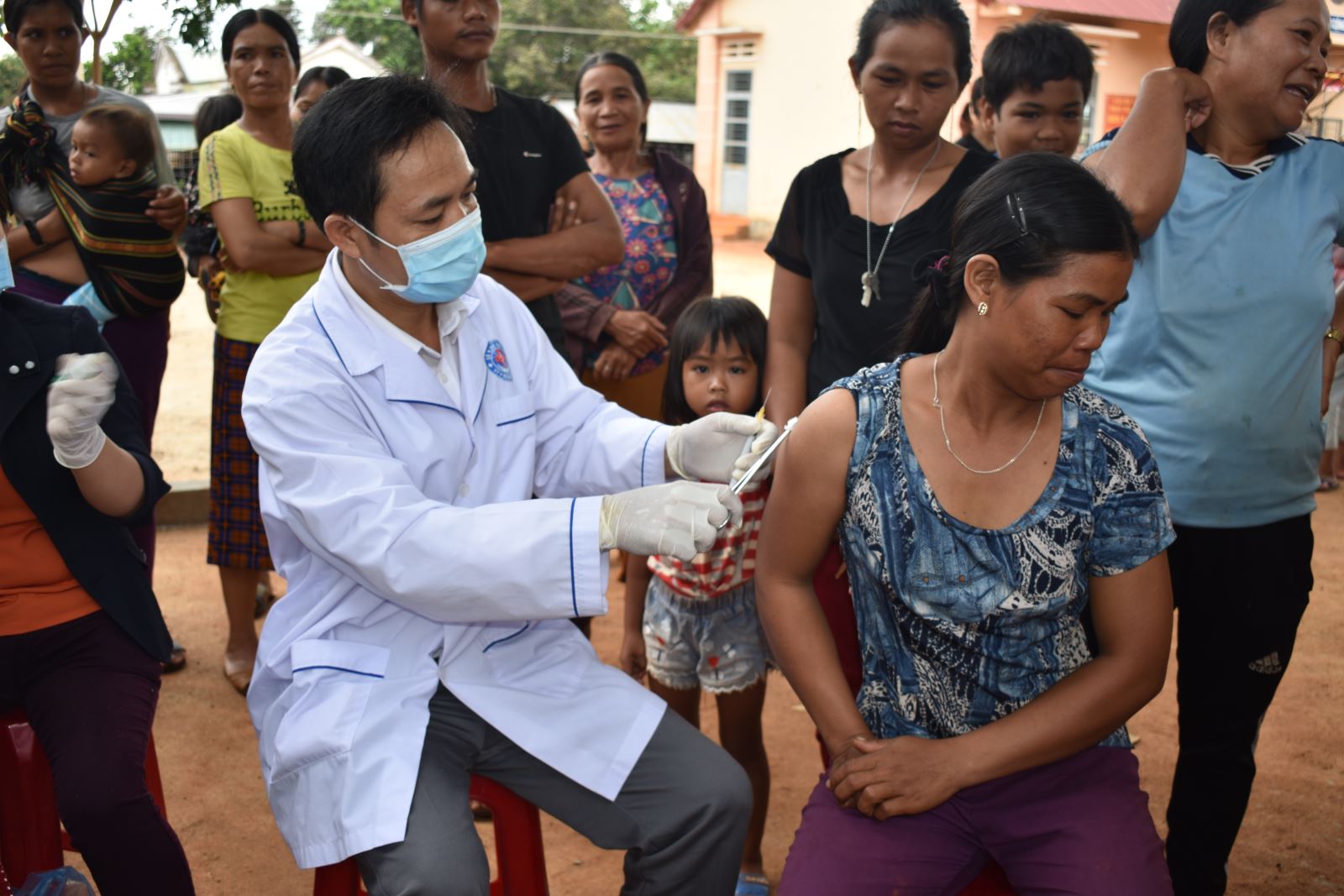 Tiêm vắc xin phòng bệnh bạch hầu cho người dân xã Ia O