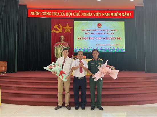 Ong-Nguyen-Muoi-chi-huy-truong-BCHQS-Ia-Grai-va-ong-Nguyen-Van-Dinh-chanh-vun-phong-HDND-UBND-huyen-duoc-bau-lam-thanh-vien-UBND-huyen.jpg Ong-Nguyen-Muoi-chi-huy-truong-BCHQS-Ia-Grai-va-ong-Nguyen-Van-Dinh-chanh-vun-phong-HDND-UBND-huyen-duoc-bau-lam-thanh-vien-UBND-huyen.jpg