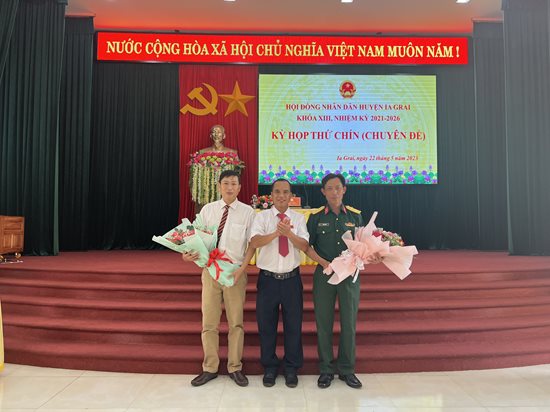 Ong-Nguyen-Muoi-chi-huy-truong-BCHQS-Ia-Grai-va-ong-Nguyen-Van-Dinh-chanh-vun-phong-HDND-UBND-huyen-duoc-bau-lam-thanh-vien-UBND-huyen.jpg