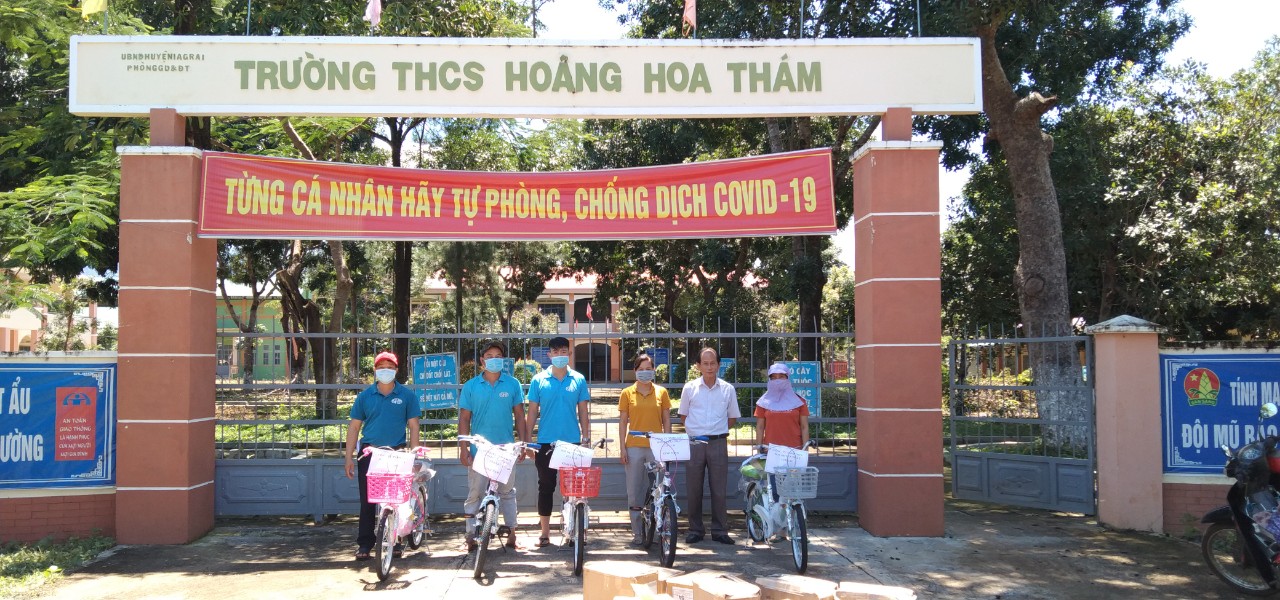 Article Công ty TNHH Sơn Huyền Phát giúp đỡ học sinh có hoàn cảnh khó khăn.