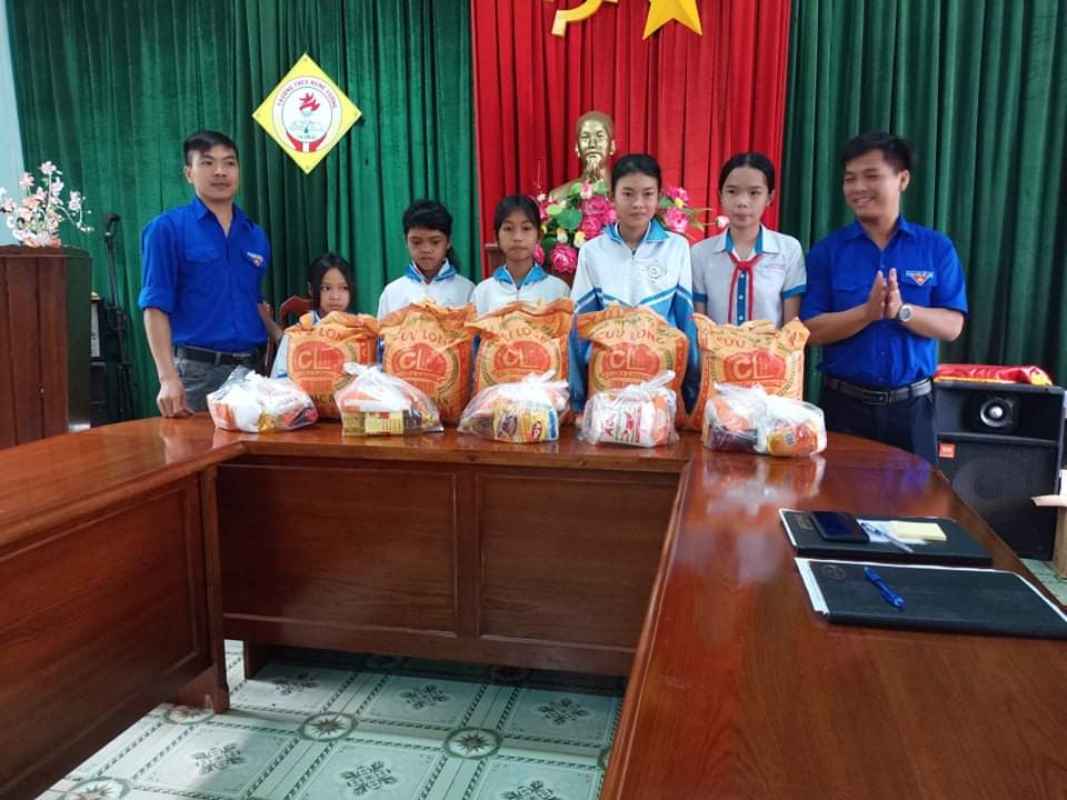 Article Đoàn cơ sở thị trấn Ia Kha trao 15 suất quà cho học sinh nghèo