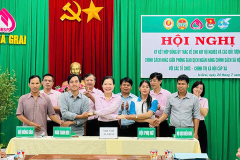 Ngân hàng Chính sách xã hội Ia Grai ký kết hợp đồng ủy thác với các hội đoàn thể các xã