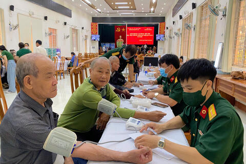 Bệnh viện Quân y 211 tổ chức khám bệnh, tư vấn sức khỏe, cấp thuốc miễn phí tại xã Ia Grai