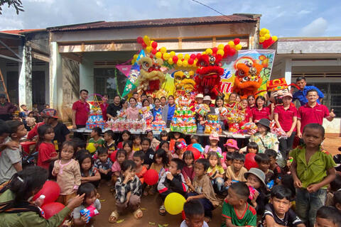 Vui tết Trung thu cho thiếu nhi làng Châm và làng Hlũ