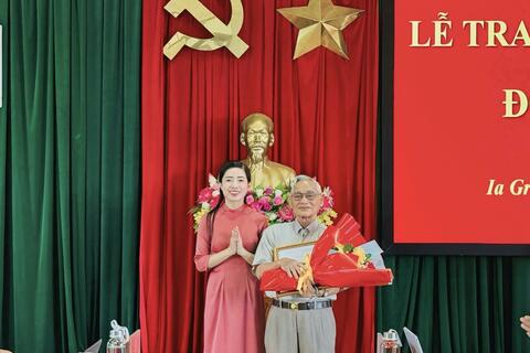 Đảng ủy xã Ia Grai trao Huy hiệu Đảng cho 6 đảng viên