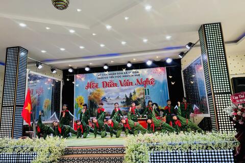 Trường Tiểu học Nguyễn Huệ tổ chức Hội diễn văn nghệ chào mừng 43 năm Ngày Nhà giáo Việt Nam